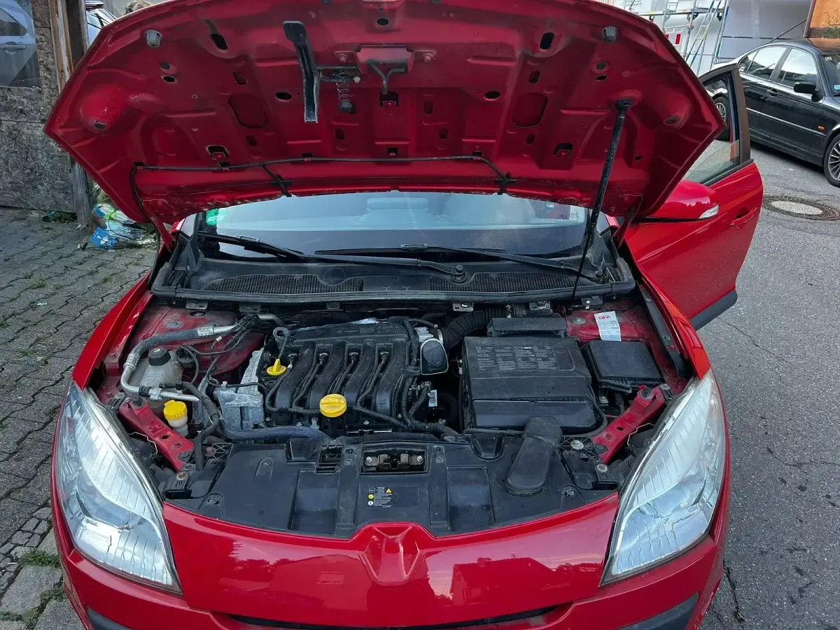 Gebraucht Renault Mégane GrandTour Dynamique 110 PS (80 kW) 2011 Rot Kombi