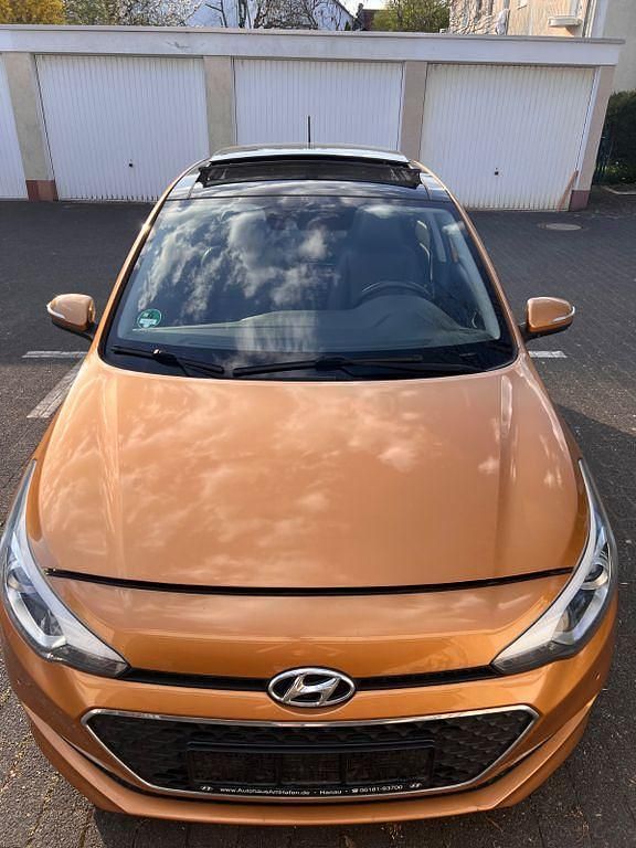 Gebraucht Hyundai i20 Style 90 PS (66 kW) 2016 Orange Limousine