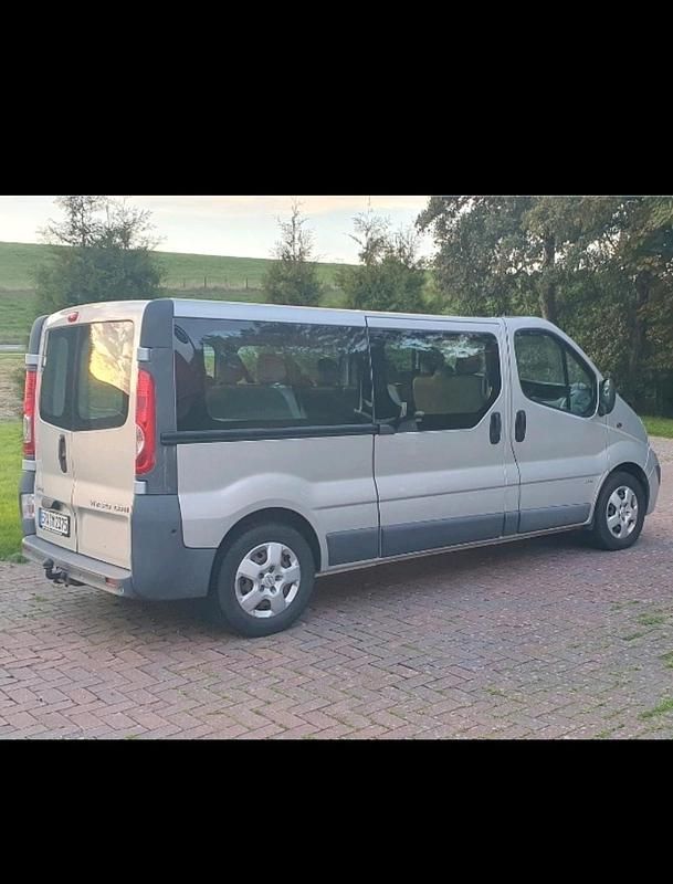 Silber Gebraucht 2014 Opel Vivaro Van | 12.000 € (Etwas zu teuer) - Bild 1/4