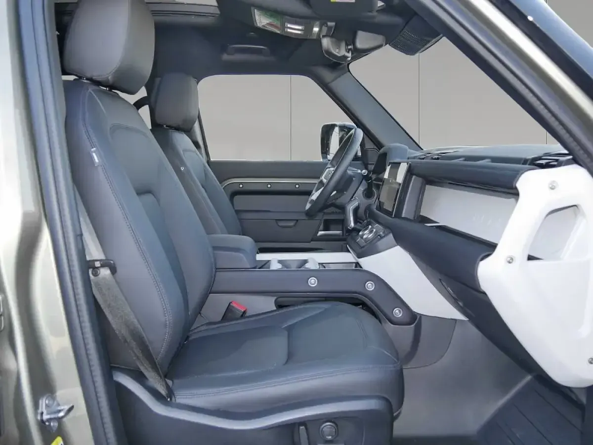 Gebraucht Land Rover Defender SE Dynamic 304 PS (223 kW) 2024 Pangea green SUV
