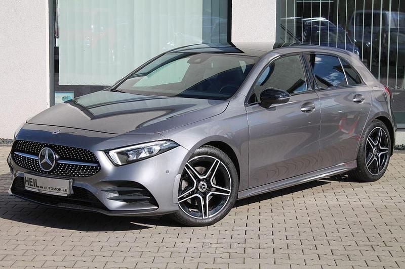Mountaingrau Gebraucht 2022 Mercedes A200 AMG line Limousine | 26.198 € (Guter Preis) - Bild 1/4