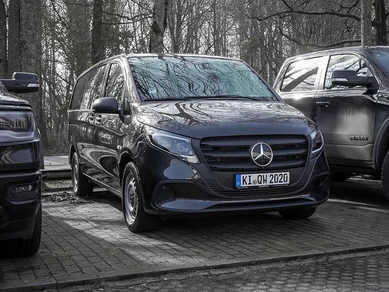 Andere Gebraucht 2025 Mercedes Vito Van / Kleinbus | 49.861 € (Teuer) - Bild 1/4