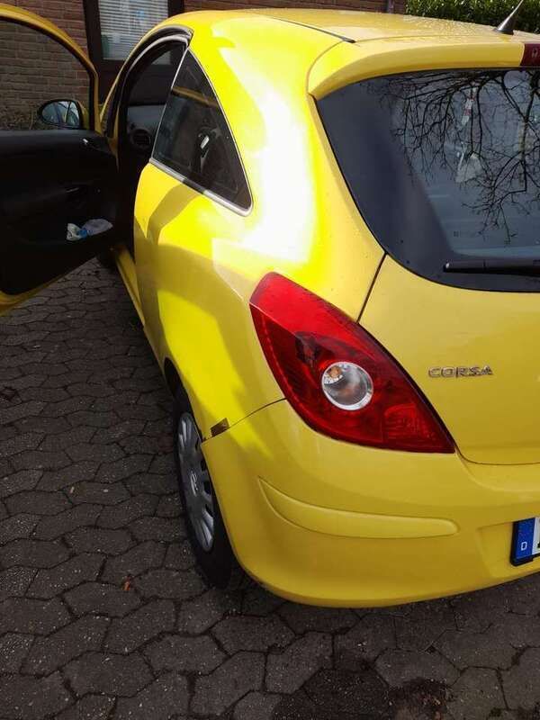 Gelb Gebraucht 2011 Opel Corsa Limousine | 1.200 € (Superpreis) - Bild 1/4