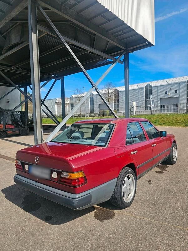 Gebraucht Mercedes E230 143 PS (105 kW) 1985 Rot Limousine