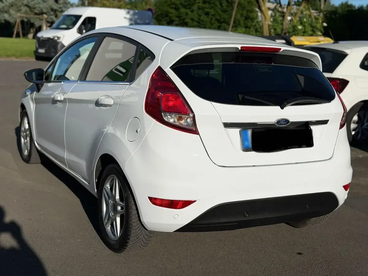 Gebraucht Ford Fiesta 101 PS (74 kW) 2014 Weiß Kleinwagen