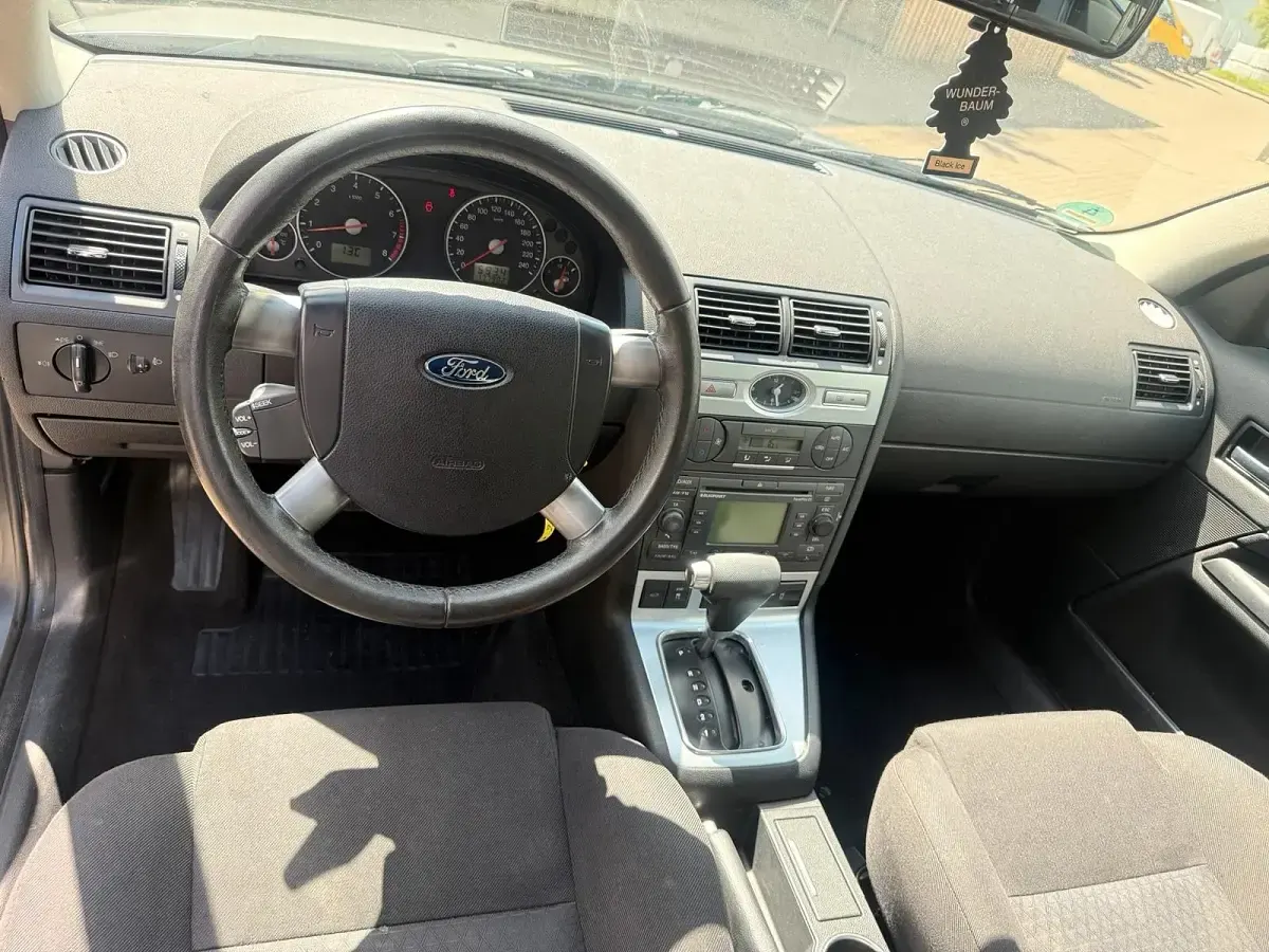 Usado Ford Mondeo 145 CV (106 kW) 2005 Gris Berlina