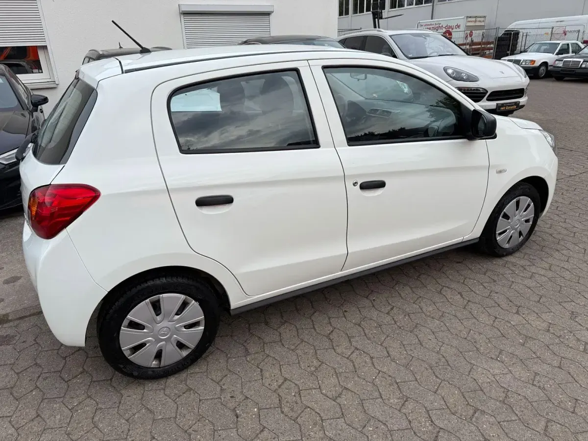 Gebraucht Mitsubishi Space Star Basis 71 PS (52 kW) 2015 Weiß Kleinwagen