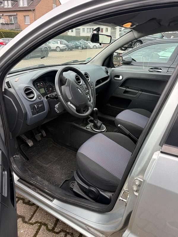 Gebraucht Ford Fusion 80 PS (58 kW) 2012 Silber Kleinwagen