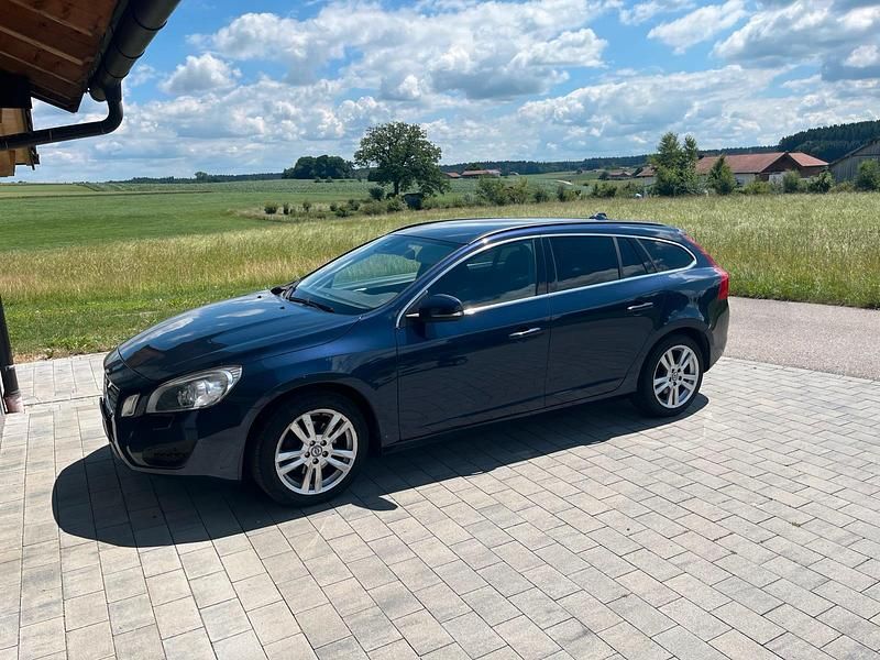 Blau Gebraucht 2014 Volvo V60 Kombi | 8.499 € (Fairer Preis) - Bild 1/4