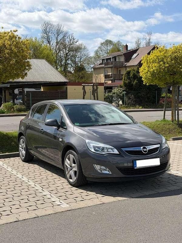 Używany Opel Astra Design Edition 116 KM (85 kW) 2011 Szary Hatchback