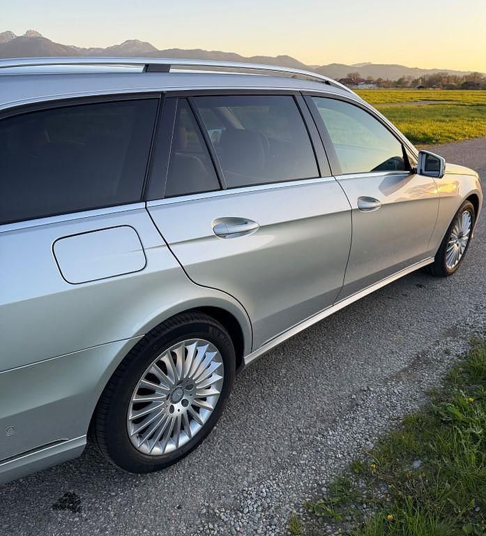 Używany Mercedes E250 Elegance 204 KM (150 kW) 2015 Srebrny Sedan/Limuzyna