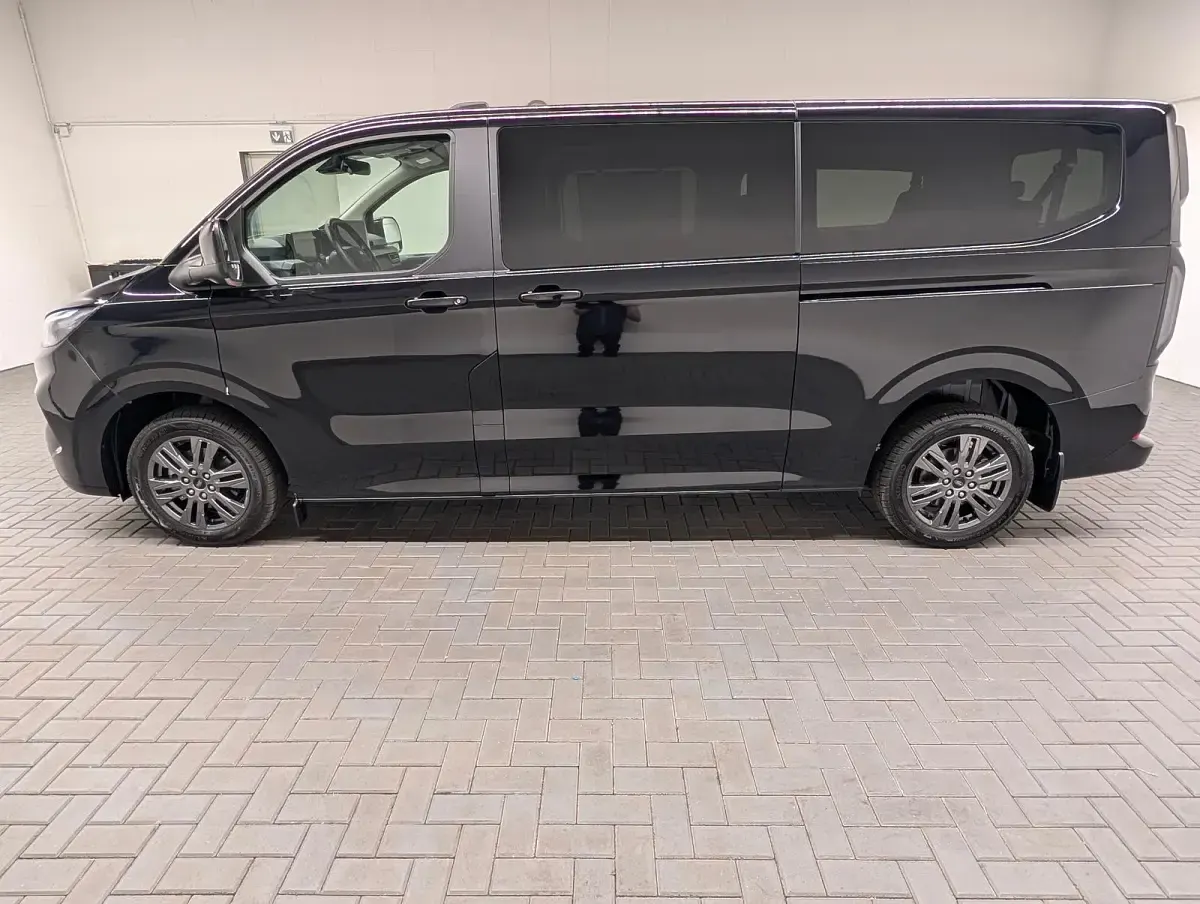 Gebraucht Ford Tourneo Custom Titanium 2025 Obsidianschwarzmet. Van