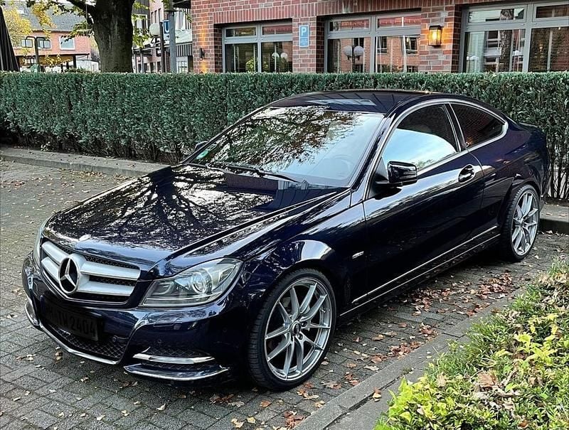 Blau Gebraucht 2011 Mercedes C220 Coupé | 10.590 € (Fairer Preis) - Bild 1/4