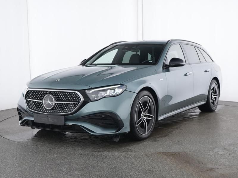 Verdesilber metallic Gebraucht 2025 Mercedes E300 AMG Kombi | 52.930 € (Superpreis) - Bild 1/4
