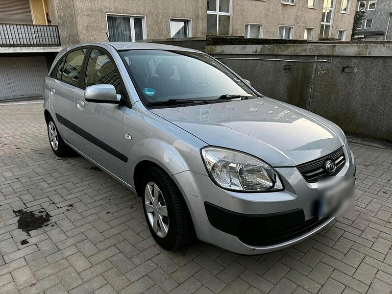 Silber Gebraucht 2007 Kia Rio 2 Kleinwagen | 2.350 € - Bild 1/4
