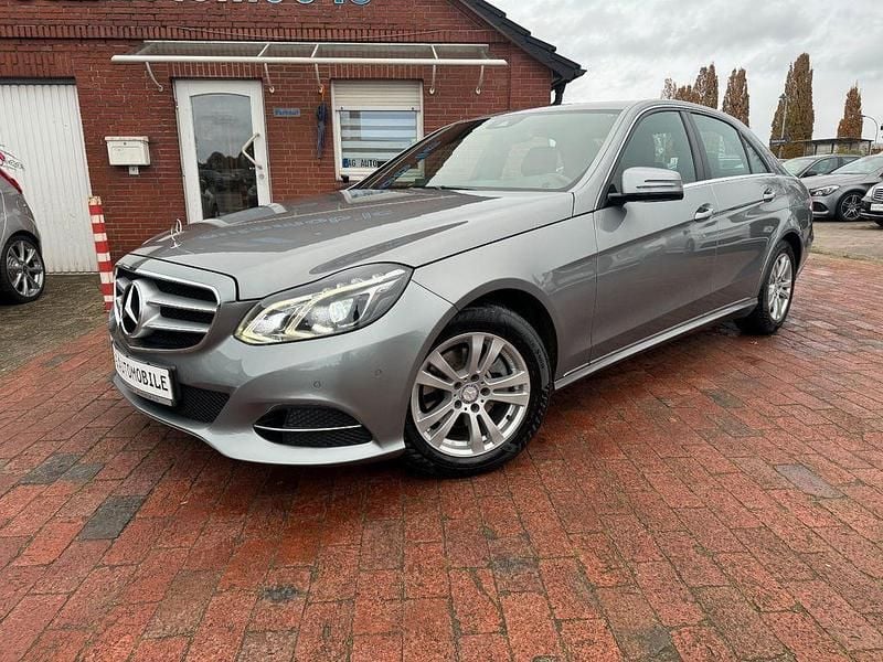 Silber Gebraucht 2013 Mercedes E200 Limousine | 12.500 € (Etwas zu teuer) - Bild 1/4