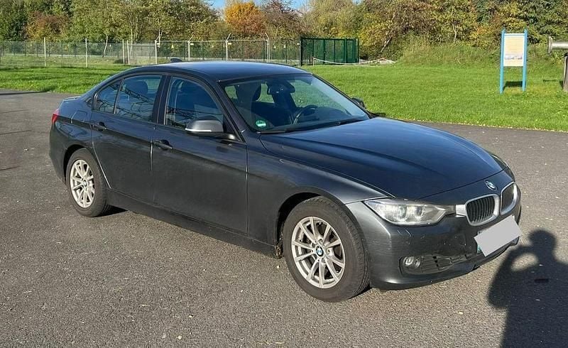 Grau Gebraucht 2013 BMW 320 Limousine | 16.900 € (Fairer Preis) - Bild 1/4