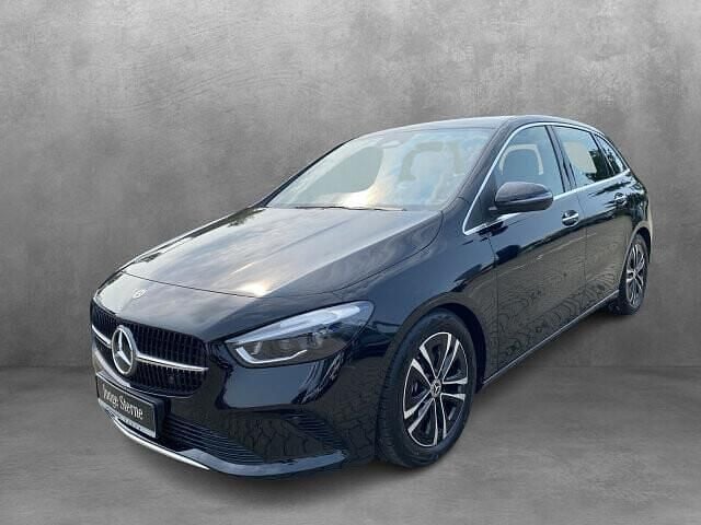 Metalliclack kosmosschwarz Gebraucht 2025 Mercedes B180 Progressive Van / Kleinbus | 31.495 € (Fairer Preis) - Bild 1/4