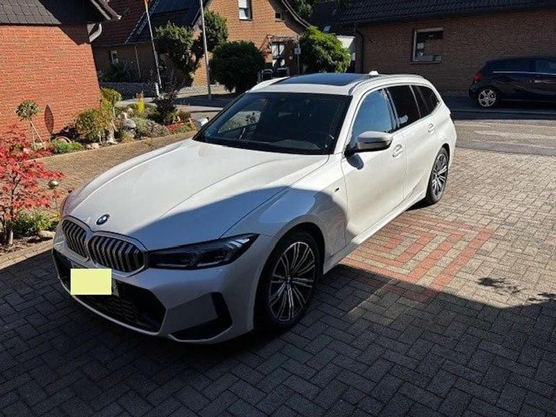 Weiß Gebraucht 2023 BMW 330 Comfort Edition Kombi | 44.500 € (Fairer Preis) - Bild 1/4