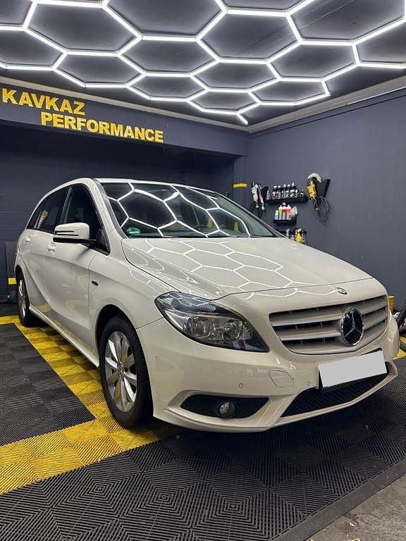 Weiß Gebraucht 2012 Mercedes B180 Van / Kleinbus | 8.999 € (Guter Preis) - Bild 1/4