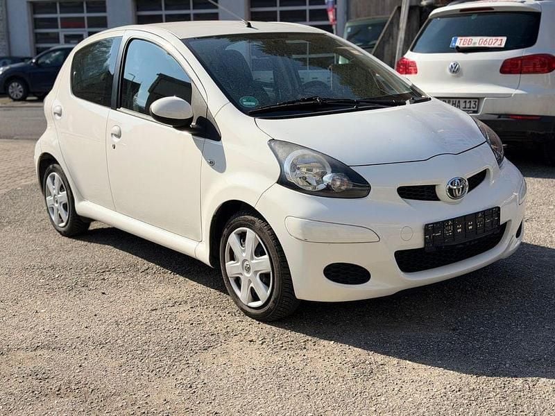 Gebraucht Toyota Aygo Cool 68 PS (50 kW) 2010 Weiß Kleinwagen
