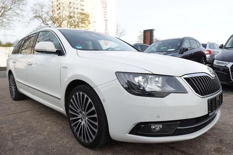 Bila candy/candyweiss Gebraucht 2014 Skoda Superb LAURIN & KLEMENT Kombi | 7.490 € (Superpreis) - Bild 1/4