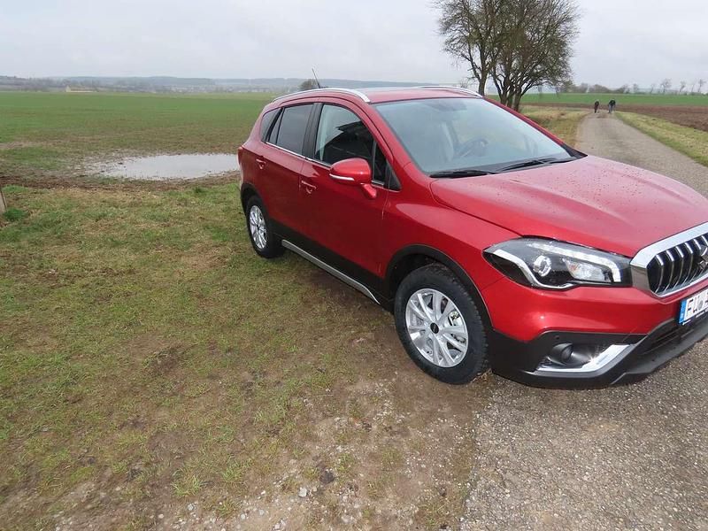 Rot Gebraucht 2021 Suzuki SX4 S-Cross Comfort+ SUV | 26.600 € (Teuer) - Bild 1/4