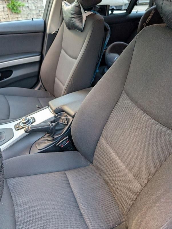 Gebraucht BMW 320 163 PS (119 kW) 2012 Schwarz Kombi