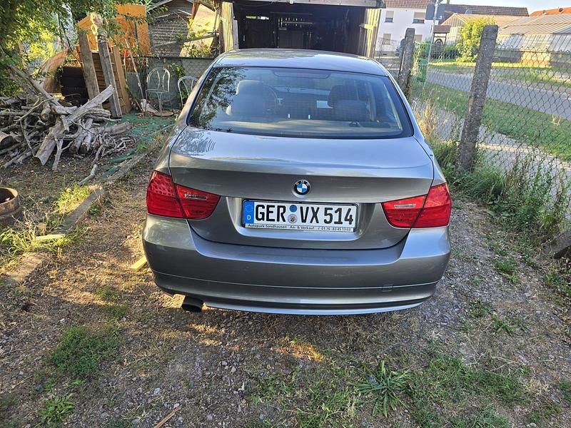 Gebraucht BMW 318 140 PS (102 kW) 2009 Silber Limousine