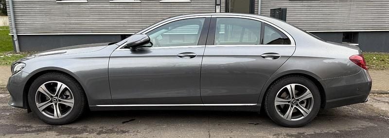 Grau Gebraucht 2018 Mercedes E220 Avantgarde Limousine | 25.400 € (Fairer Preis) - Bild 1/4