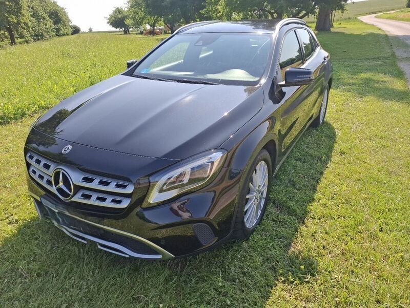 Schwarz Gebraucht 2019 Mercedes GLA200 SUV | 19.500 € (Superpreis) - Bild 1/4