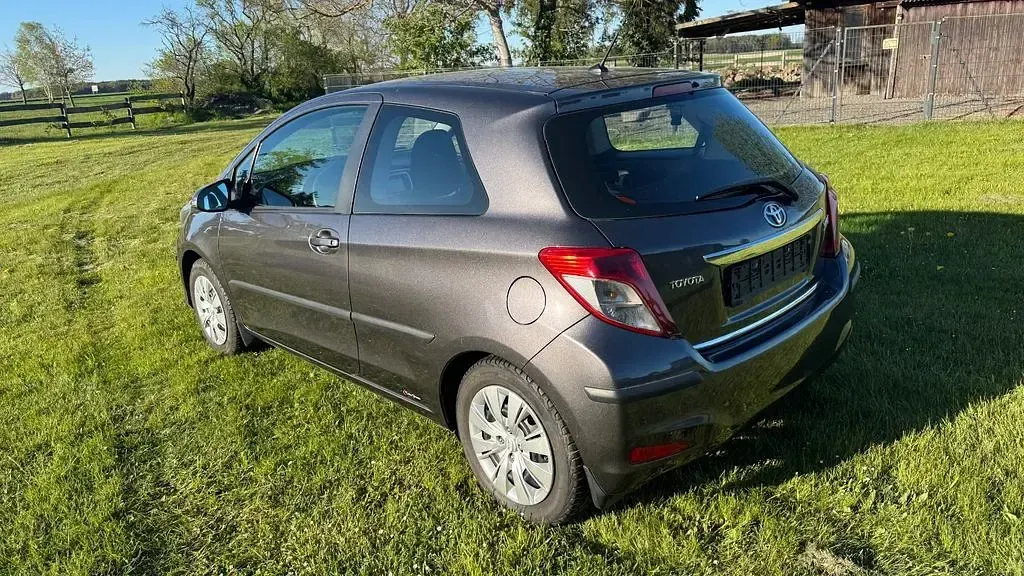 Gebraucht Toyota Yaris 99 PS (72 kW) 2012 Grau Kleinwagen