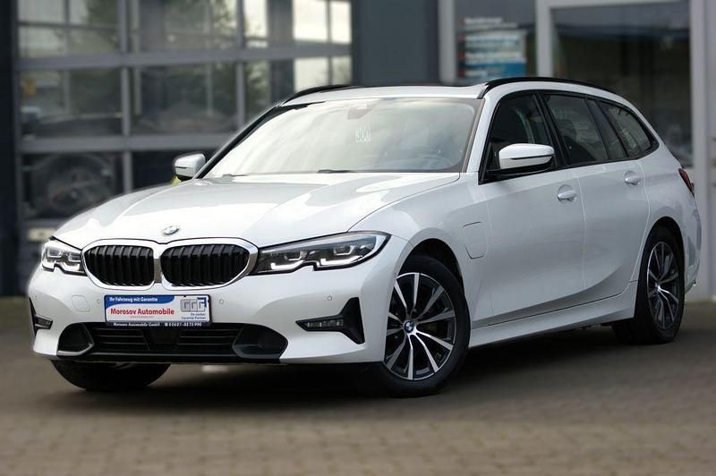 Weiß Gebraucht 2021 BMW 320e Sport Line Kombi | 26.900 € (Teuer) - Bild 1/4