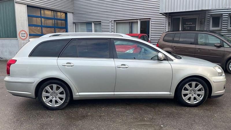 Gebraucht Toyota Avensis Team 129 PS (94 kW) 2009 Silber Kombi