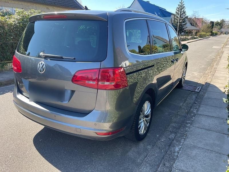 Second-hand VW Sharan 200 CP (147 kW) 2011 Gri Monovolum