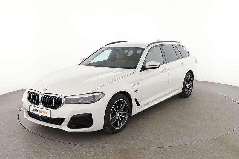 Weiß Gebraucht 2022 BMW 530e M Sport Kombi | 35.130 € (Guter Preis) - Bild 1/3