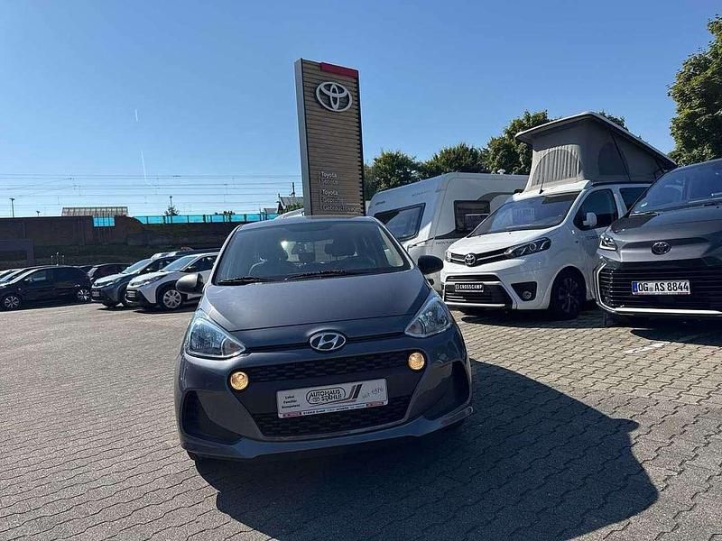 Grau Gebraucht 2018 Hyundai i10 Kleinwagen | 8.455 € (Fairer Preis) - Bild 1/4