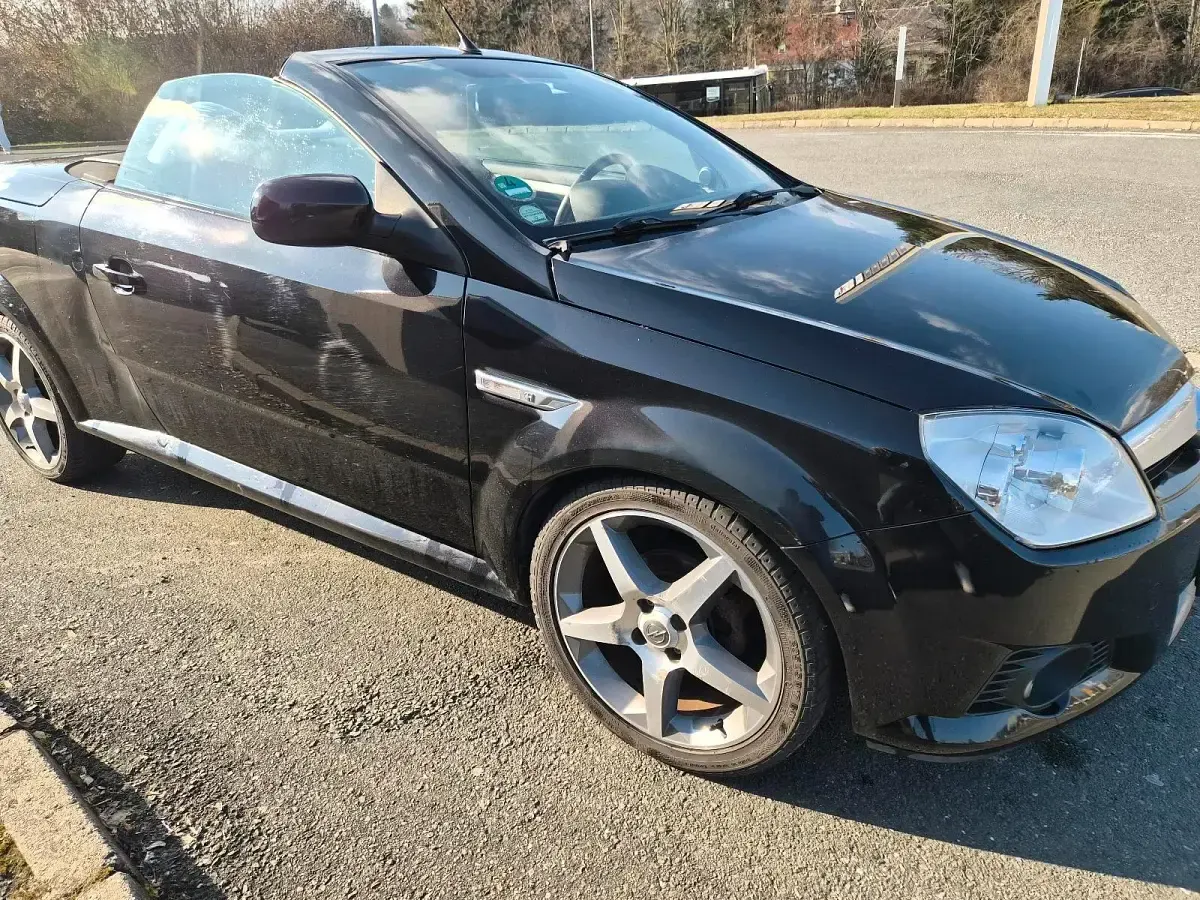 Używany Opel Tigra 125 KM (91 kW) 2009 Czarny Kabriolet