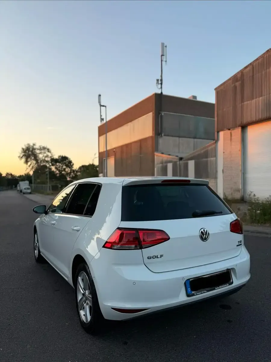 Gebraucht VW Golf VII 102 PS (75 kW) 2014 Weiß Kleinwagen