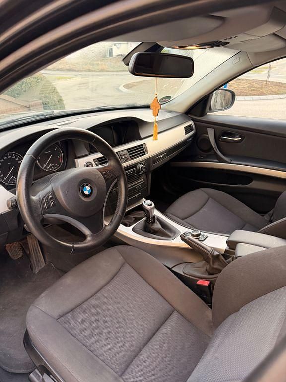 Gebraucht BMW 318 143 PS (105 kW) 2010 Schwarz Kombi