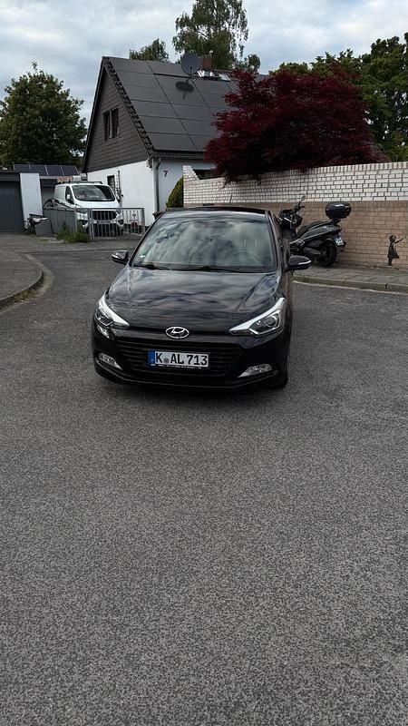 Schwarz Gebraucht 2017 Hyundai i20 Passion Limousine | 9.600 € - Bild 1/4
