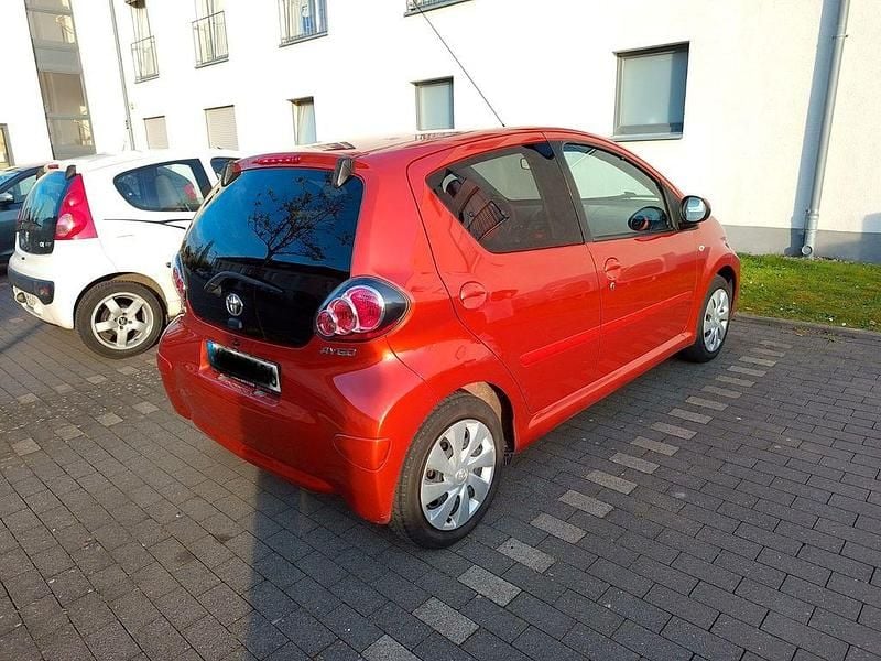 Gebraucht Toyota Aygo 68 PS (50 kW) 2012 Orange Kleinwagen