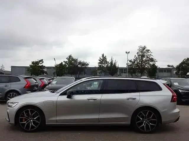 Gebraucht Volvo V60 405 PS (297 kW) 2021 Bright silver / metallic Kombi