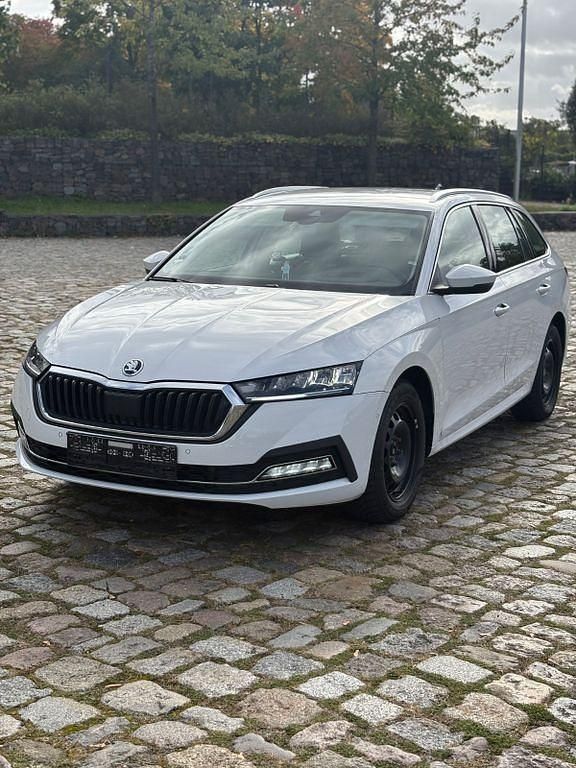 Weiß Gebraucht 2024 Skoda Octavia SE Kombi | 22.999 € - Bild 1/4