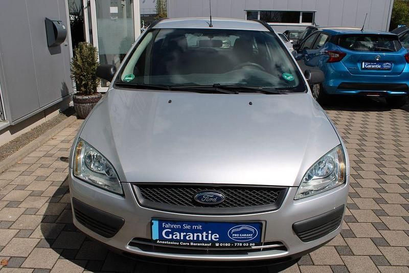 Używany Ford Focus Trend 101 KM (74 kW) 2005 Srebrny Sedan/Limuzyna