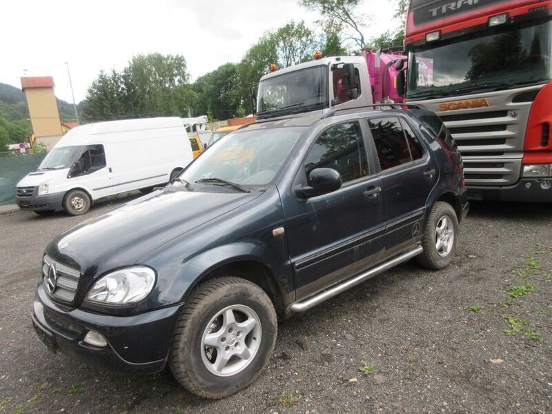 Gebraucht Mercedes ML270 163 PS (119 kW) 2001 Schwarz SUV