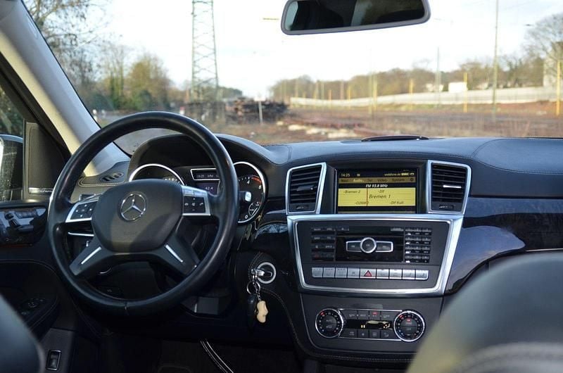 Gebraucht Mercedes ML350 258 PS (189 kW) 2011 Schwarz SUV