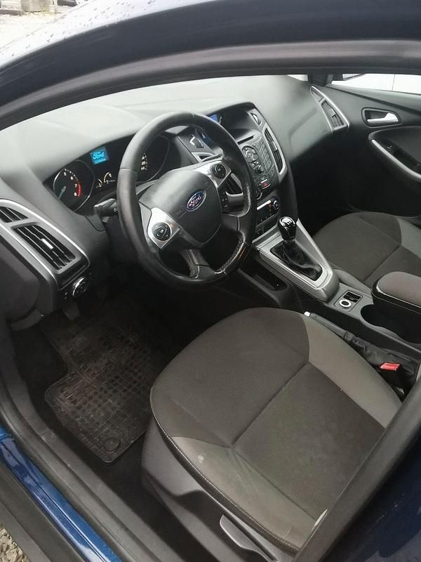 Gebraucht Ford Focus Trend 125 PS (91 kW) 2012 Blau Limousine