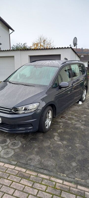 Grau Gebraucht 2021 VW Touran Comfortline Van / Kleinbus | 24.000 € (Superpreis) - Bild 1/1