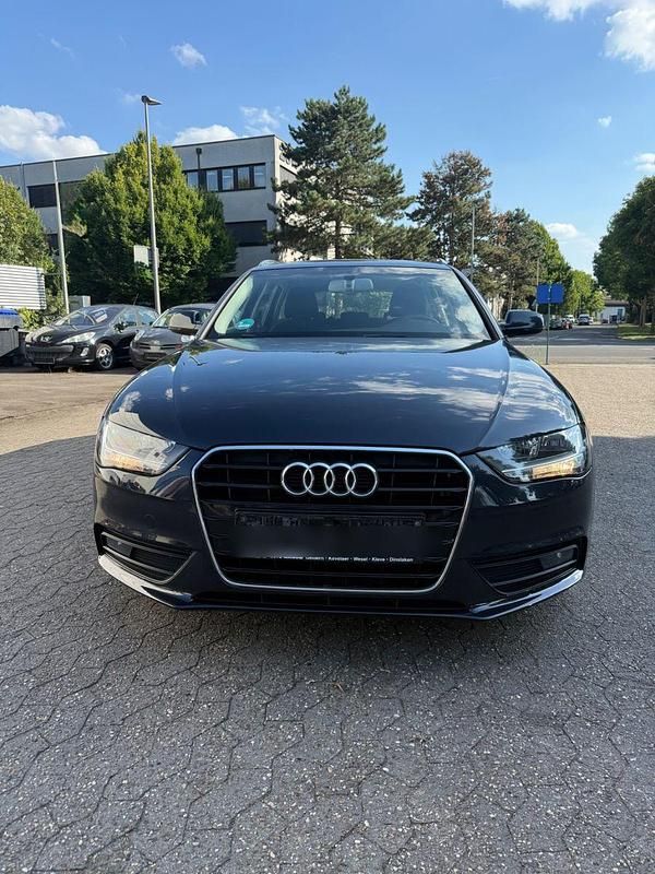 Blau Gebraucht 2015 Audi A4 Ambiente Kombi | 11.300 € (Guter Preis) - Bild 1/4